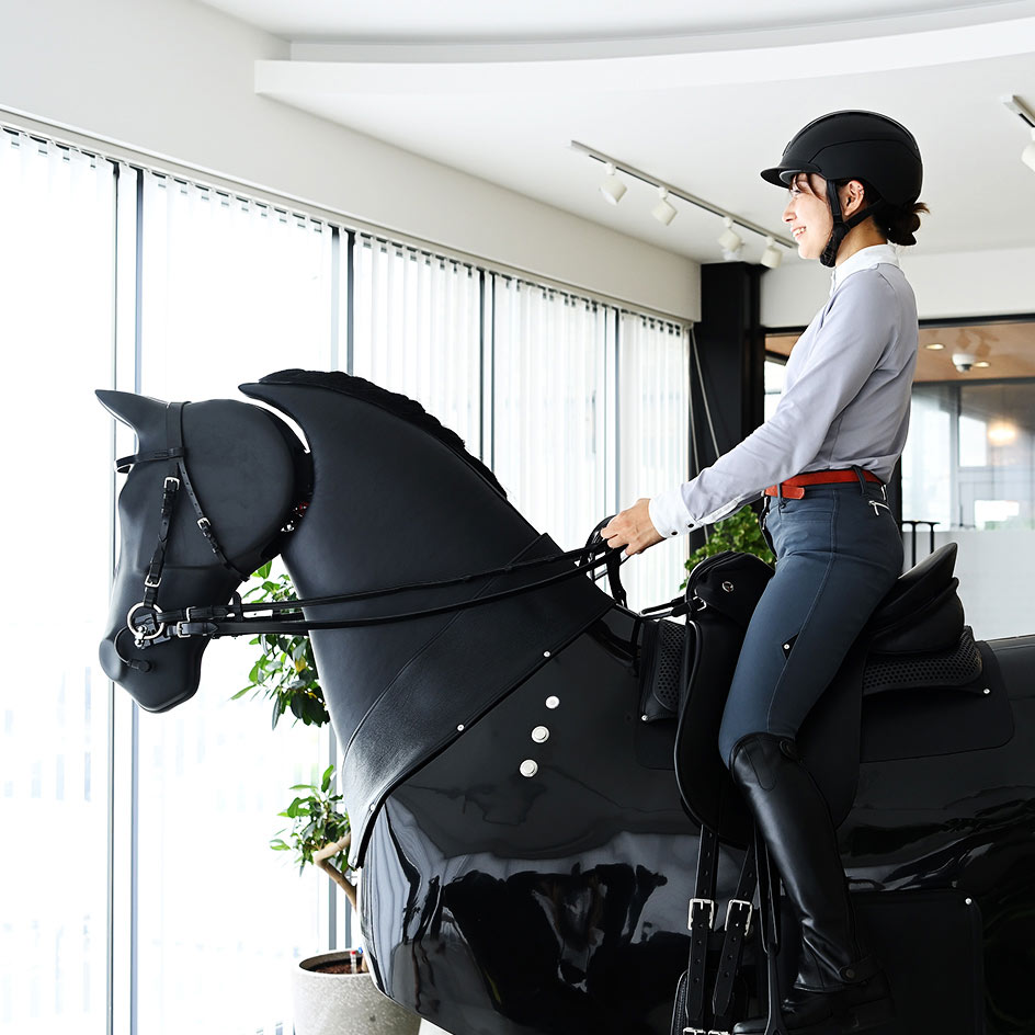 乗馬シミュレーション中の女性